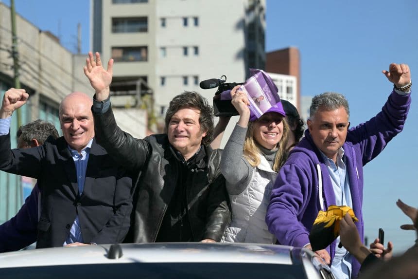 El presidente de Argentina, Javier Milei (segundo por la izquierda), saluda junto a su hermana, la secretaria general de la Presidencia, Karina Milei (segunda por la derecha), el candidato a diputado del partido gobernante, José Luis Espert (izquierda), y otros funcionarios y candidatos durante una caravana previa a las elecciones legislativas provinciales en Lomas de Zamora, provincia de Buenos Aires, Argentina, el 27 de agosto de 2025. (Foto de JUAN MABROMATA/AFP vía Getty Images)