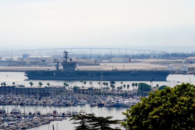 El USS Nimitz (CVN 68) zarpa de la bahía de San Diego el 19 de agosto de 2023. (Nelvin C. Cepeda/The San Diego Union-Tribune vía AP)