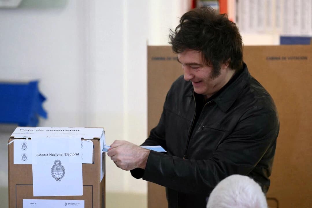El presidente argentino, Javier Milei, vota en un colegio electoral durante las elecciones legislativas intermedias nacionales en Buenos Aires, Argentina, el 26 de octubre de 2025. (Luis Robayo/AFP vía Getty Images)