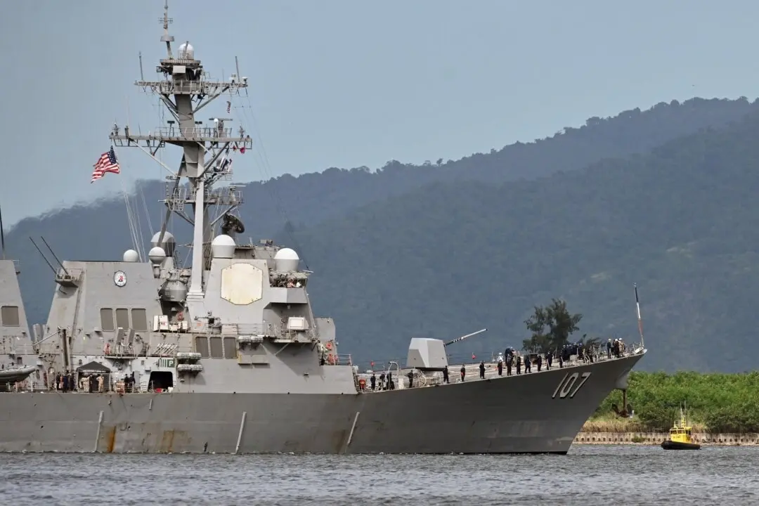 El destructor USS Gravely se prepara para atracar para realizar ejercicios militares en Puerto España, Trinidad y Tobago, el 26 de octubre de 2025. (Robert Taylor/AP Photo)