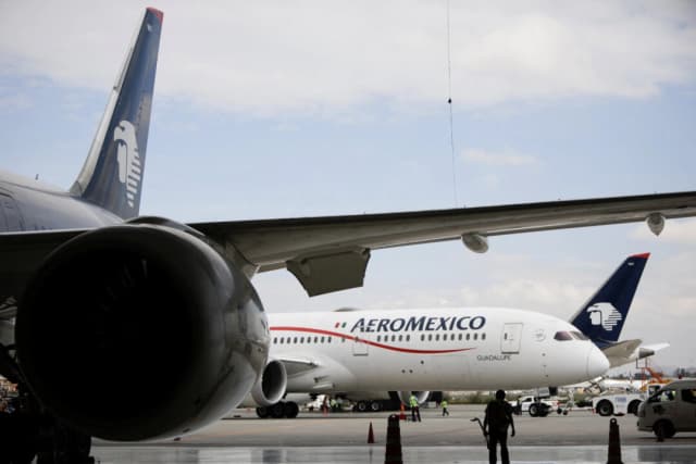 El logotipo de la aerolínea mexicana Aeroméxico aparece en la cola de un avión en los hangares de la aerolínea en el aeropuerto internacional Benito Juárez de Ciudad de México, México, el 28 de junio de 2022 (REUTERS/Luis Cortés).