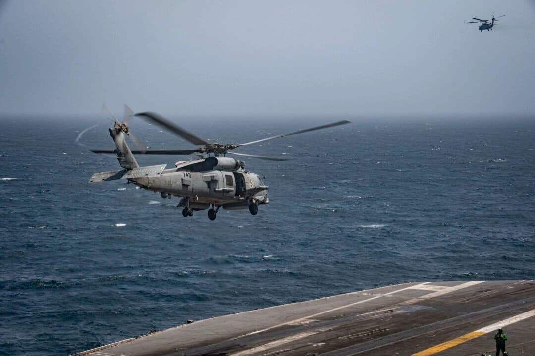 Un MH-60R Sea Hawk, asignado al Escuadrón de Ataque Marítimo de Helicópteros (HSM) 73, despega de la cubierta de vuelo del portaaviones de clase Nimitz USS Nimitz (CVN 68) durante las operaciones de vuelo en el área de responsabilidad del Comando Central de los EE. UU. el 10 de julio de 2025. (Foto oficial de la Marina de los EE. UU.)