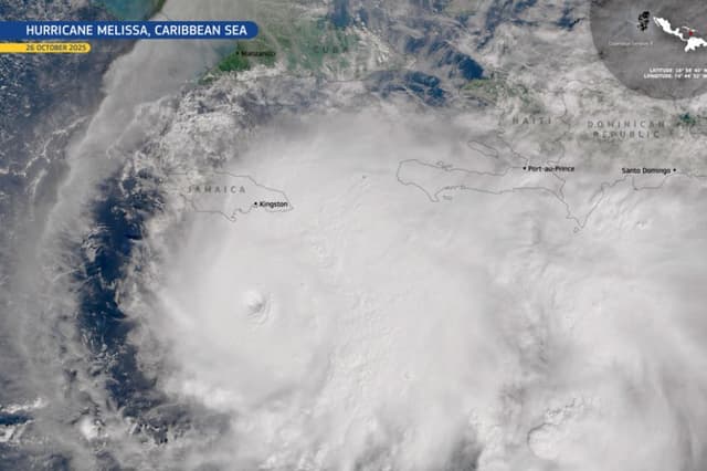 El huracán Melissa, formado como tormenta tropical el martes pasado en el mar Caribe, ha alcanzado la categoría 5, según el Centro Nacional de Huracanes (NHC, en inglés) de Estados Unidos, que prevé vientos destructivos, marejada ciclónica e inundaciones catastróficas que empeorarán en Jamaica durante el día y hasta esta noche. (EFE/ Unión Europea, Imágenes De Sentinel-3 De Copernicus)