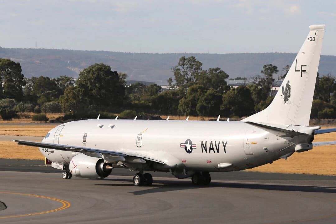 Un avión P-8 Poseidon de la Marina de los Estados Unidos despega del aeropuerto de Perth para llevar a cabo operaciones de búsqueda del vuelo MH370 de Malaysia Airlines desaparecido en el sur del océano Índico, cerca de la costa de Australia Occidental, el sábado 5 de abril de 2014. (AP Photo/Rob Griffith).