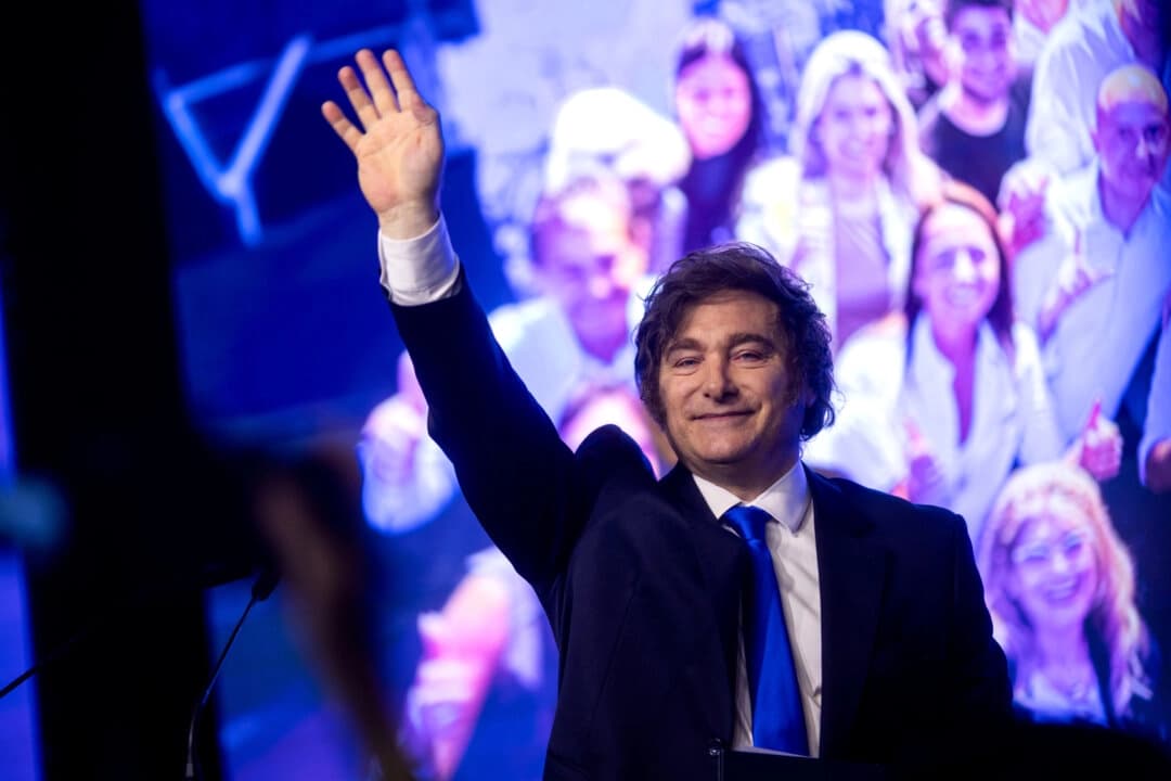 El presidente argentino Javier Milei saluda a sus seguidores en Buenos Aires, Argentina, el 26 de octubre de 2025. (Tomás Cuesta/Getty Images)