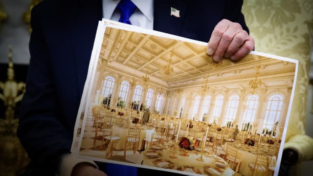 El presidente Donald Trump muerte una representación del propuesto salón de baile de la Casa Blanca, con un presupuesto de 300 millones de dólares, en la Oficina Oval el 22 de octubre de 2025. (Alex Wong/Getty Images)