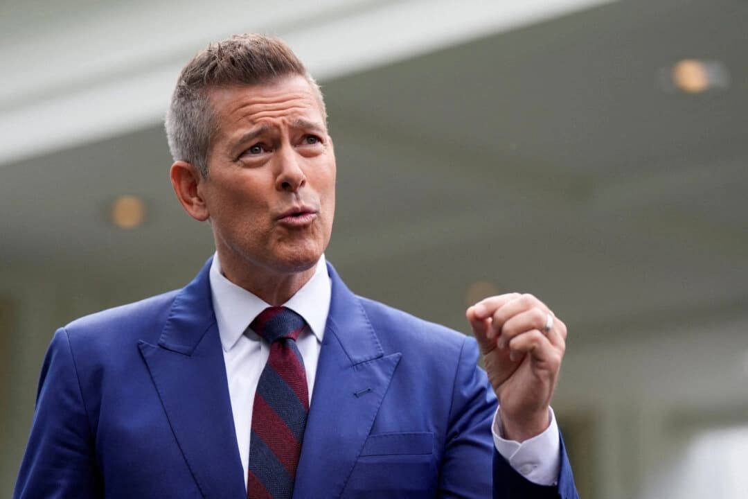 El secretario de Transporte, Sean Duffy, habla con los periodistas frente a la Casa Blanca el 6 de mayo de 2025. (Kent Nishimura/Reuters)