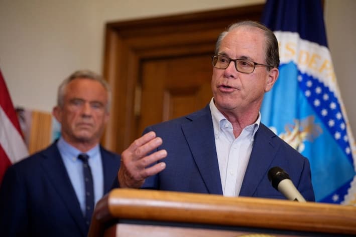 El gobernador de Indiana, Mike Braun, con el secretario de Salud y Servicios Humanos, Robert F. Kennedy Jr., en el edificio Whitten del Departamento de Agricultura en Washington, el 10 de junio de 2025. (Andrew Harnik/Getty Images)