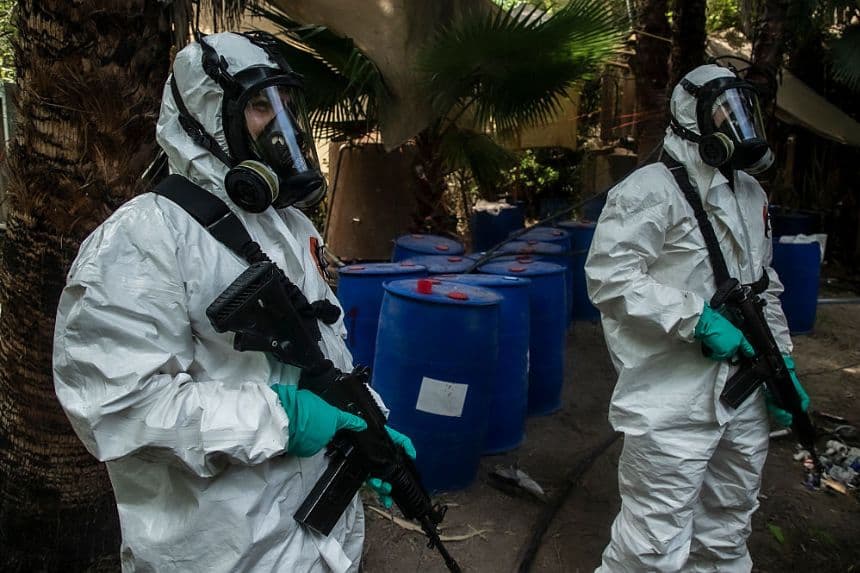 Agentes de la policía estatal de Sinaloa trabajan durante el desmantelamiento de uno de los tres laboratorios clandestinos productores de drogas sintéticas, principalmente metanfetamina, en El Dorado, estado de Sinaloa, México, el 4 de junio de 2019. (RASHIDE FRIAS/AFP vía Getty Images)