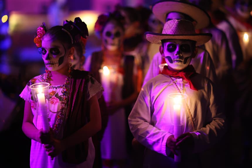 Personas disfrazadas de catrinas participan en el tradicional Paseo de las Ánimas en Mérida, México. (Fotografía de archivo. EFE/ Lorenzo Hernández)