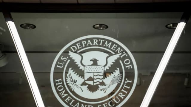 Detienen a un orador británico pro palestinoo y será deportado: DHS