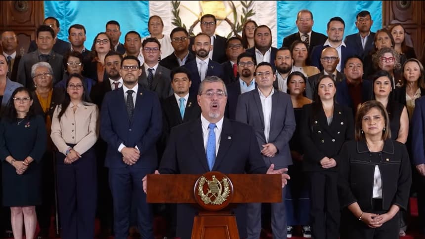 Fotografía cedida por Presidencia de Guatemala de su mandatario, Bernardo Arévalo de León (c), hablando durante un acto de gobierno este domingo, en Ciudad de Guatemala (EFE/ Presidencia de Guatemala)