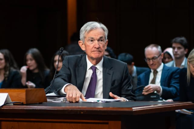 El presidente de la Reserva Federal, Jerome Powell, tras testificar ante el Comité Senatorial de Banca, Vivienda y Asuntos Urbanos en el Capitolio, Washington, el 11 de febrero de 2025. (Madalina Vasiliu/The Epoch Times)