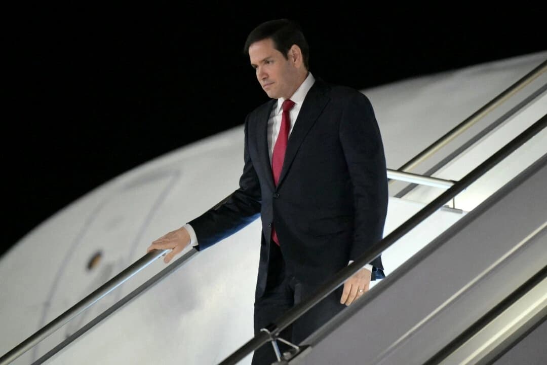 El secretario de Estado de EE. UU., Marco Rubio, llega al Aeropuerto Internacional Mariscal Sucre de Quito, Ecuador, el 3 de septiembre de 2025. (RODRIGO BUENDIA/AFP vía Getty Images)