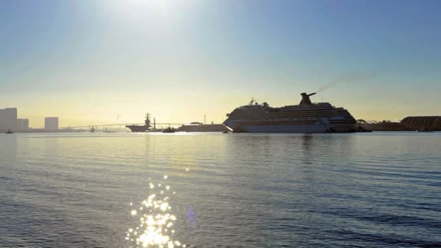 Un crucero siendo remolcado en San Diego (California) el 11 de noviembre de 2010. (Kevork Djansezian/Getty Images)