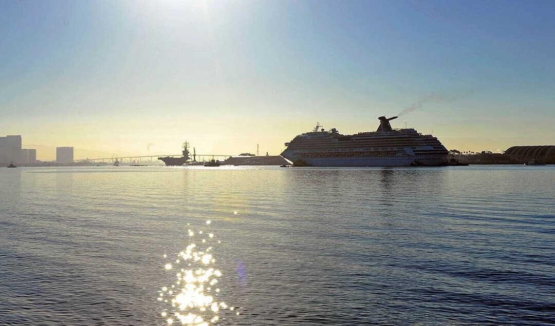 Un crucero siendo remolcado en San Diego (California) el 11 de noviembre de 2010. (Kevork Djansezian/Getty Images)