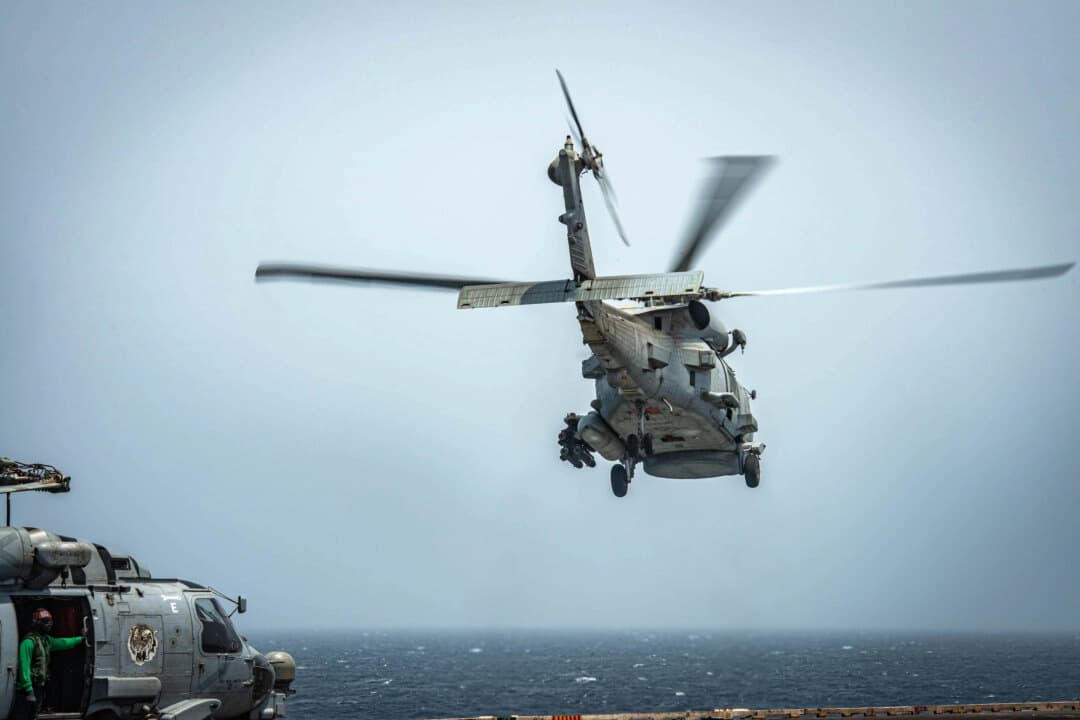 Un MH-60R Sea Hawk, asignado al Escuadrón de Ataque Marítimo de Helicópteros (HSM) 73, despega desde la cubierta de vuelo del portaaviones de clase Nimitz USS Nimitz (CVN 68) durante las operaciones de vuelo en el área de responsabilidad del Comando Central de los EE. UU. el 26 de agosto de 2025. (Foto oficial de la Marina de los EE. UU.)