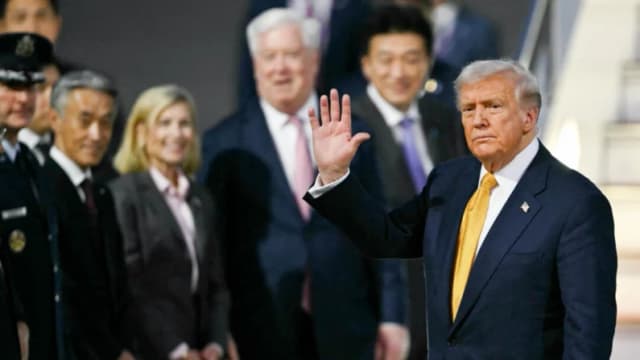 El presidente de Estados Unidos, Donald Trump, saluda tras descender del Air Force One a su llegada al aeropuerto de Haneda en Tokio el 27 de octubre de 2025. (Phlip Fong/AFP vía Getty Images)