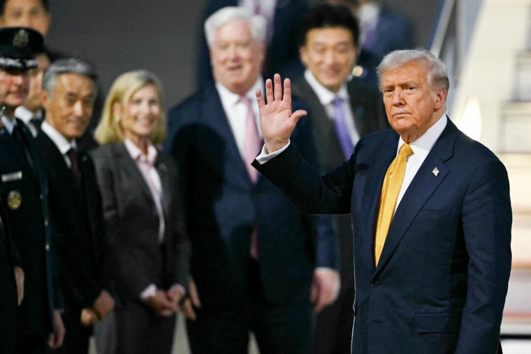 El presidente de Estados Unidos, Donald Trump, saluda tras descender del Air Force One a su llegada al aeropuerto de Haneda en Tokio el 27 de octubre de 2025. (Phlip Fong/AFP vía Getty Images)