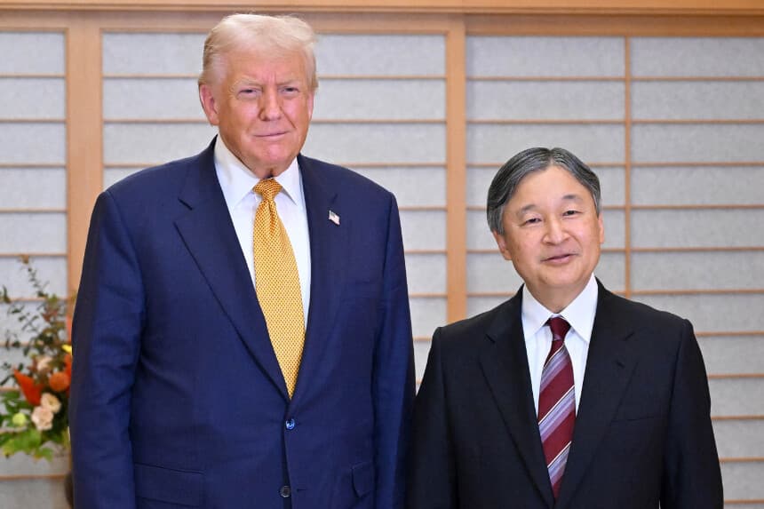 El presidente de Estados Unidos, Donald Trump (izquierda), se reúne con el monarca japonés Naruhito en el Palacio Imperial de Tokio el 27 de octubre de 2025. (Kazuhiro Nogi/Pool/AFP a través de Getty Images).