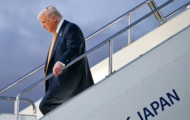 El presidente de Estados Unidos, Donald Trump, abandona el Air Force One a su llegada al aeropuerto de Haneda, en Tokio, el 27 de octubre de 2025. (ANDREW CABALLERO-REYNOLDS/AFP vía Getty Images)