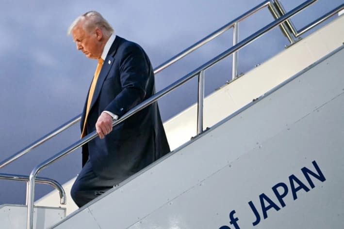 El presidente de Estados Unidos, Donald Trump, abandona el Air Force One a su llegada al aeropuerto de Haneda, en Tokio, el 27 de octubre de 2025. (ANDREW CABALLERO-REYNOLDS/AFP vía Getty Images)