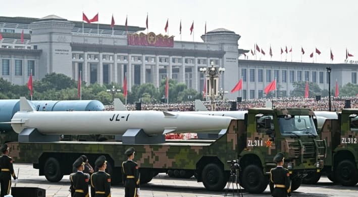 El misil balístico nuclear de primera generación JL-1, para lanzamientos desde submarinos, se ve durante un desfile militar que conmemora el 80 aniversario del fin de la Segunda Guerra Mundial, en la Plaza de Tiananmen, en Beijing, el 3 de septiembre de 2025. (Pedro Pardo/AFP vía Getty Images)