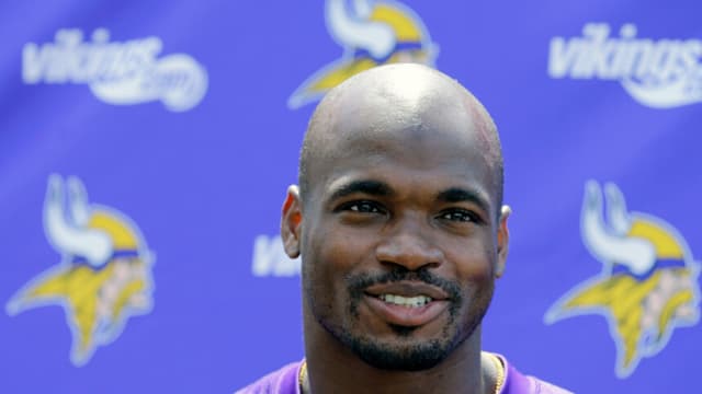 Detienen a Adrian Peterson, exestrella de los Vikings, por conducir ebrio y porte ilegal de armas