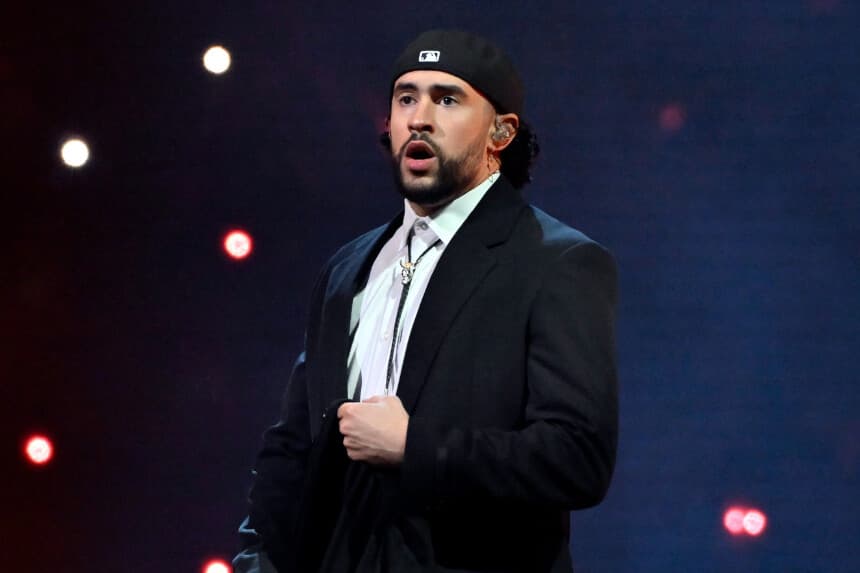 Bad Bunny actúa durante una parada de la gira Most Wanted Tour en el T-Mobile Arena de Las Vegas el 23 de febrero de 2024. (David Becker/Getty Images).
