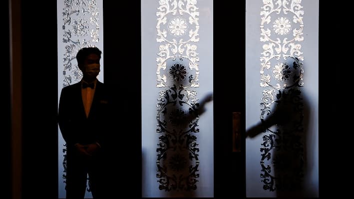 Guardias de seguridad tras una puerta de cristal en el Gran Salón del Pueblo durante el XIV Congreso Nacional del Pueblo, en Beijing, el 6 de marzo de 2024. (Greg Baker/AFP vía Getty Images)