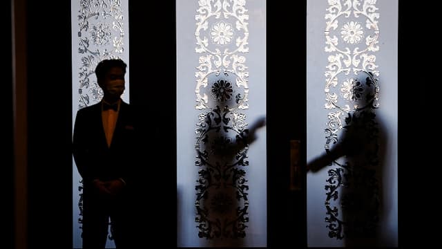 Guardias de seguridad tras una puerta de cristal en el Gran Salón del Pueblo durante el XIV Congreso Nacional del Pueblo, en Beijing, el 6 de marzo de 2024. (Greg Baker/AFP vía Getty Images)