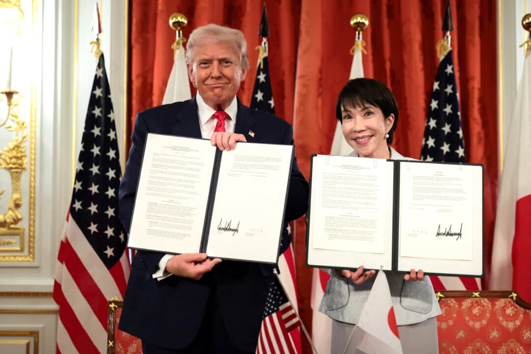 El presidente estadounidense Donald Trump (izquierda) y la primera ministra japonesa Sanae Takaichi muestran los documentos firmados relativos al suministro de minerales críticos y tierras raras, en una reunión bilateral celebrada en el Palacio Akasaka de Tokio, Japón, el 28 de octubre de 2025. (Evelyn Hockstein/Reuters)