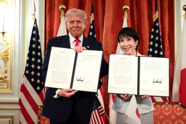 El presidente estadounidense Donald Trump (izquierda) y la primera ministra japonesa Sanae Takaichi muestran los documentos firmados relativos al suministro de minerales críticos y tierras raras, en una reunión bilateral celebrada en el Palacio Akasaka de Tokio, Japón, el 28 de octubre de 2025. (Evelyn Hockstein/Reuters)