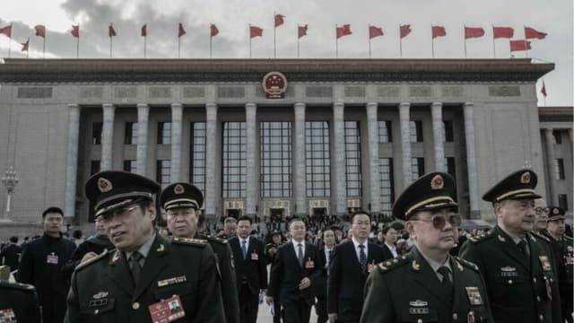 Oficiales militares y otros delegados abandonan la sesión inaugural de la CCPPC en el Gran Salón del Pueblo el 4 de marzo de 2025 en Beijing, China. (Kevin Frayer/Getty Images).