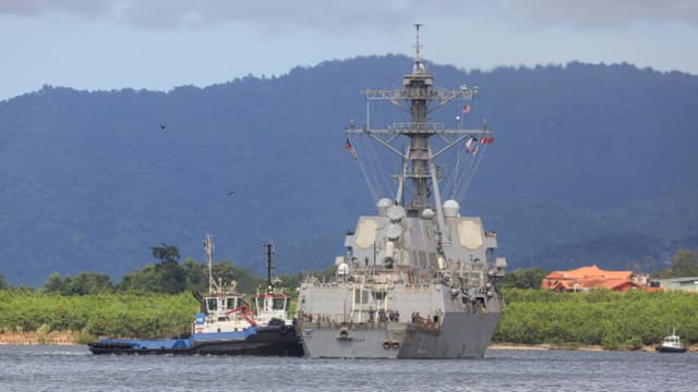 El destructor USS Gravely (DDG-107) de la Marina de los Estados Unidos se aproxima a Puerto España para realizar un entrenamiento conjunto con las Fuerzas Armadas de Trinidad y Tobago con el fin de fortalecer la seguridad regional y la cooperación militar, visto desde Puerto España, Trinidad y Tobago, el 26 de octubre de 2025. (Andrea De Silva/Reuters)