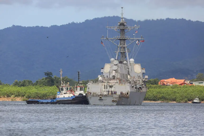 El destructor USS Gravely (DDG-107) de la Marina de los Estados Unidos se aproxima a Puerto España para realizar un entrenamiento conjunto con las Fuerzas Armadas de Trinidad y Tobago con el fin de fortalecer la seguridad regional y la cooperación militar, visto desde Puerto España, Trinidad y Tobago, el 26 de octubre de 2025. (Andrea De Silva/Reuters).
