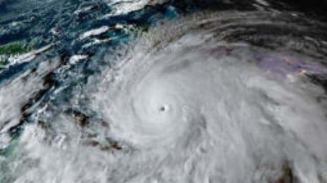 Vista del huracán Melissa, que se encuentra a unos 215 kilómetros al sureste de Kingston, la capital de Jamaica, y a 500 kilómetros al suroeste de Guantánamo, con vientos máximos sostenidos muy fuertes de 280 kilómetros por hora, según el último informe del Centro Nacional de Huracanes (NHC) de Estados Unidos a las 06:00 GMT. En su trayectoria prevista, el centro de Melissa impactará directamente sobre Jamaica hoy, con vientos catastróficos y que amenazan la vida, inundaciones y marejada; se desplazará por el sureste de Cuba el miércoles por la mañana y continuará hacia el sur y centro de Bahamas durante la jornada del miércoles. (EFE/ CIRA)