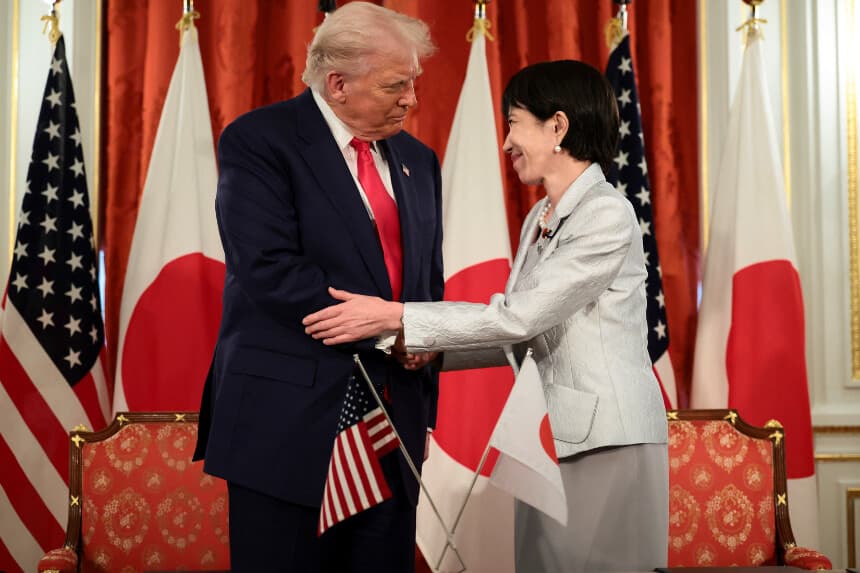 El presidente Donald Trump estrecha la mano de la primera ministra japonesa, Sanae Takaichi, durante una reunión bilateral en el Palacio Akasaka de Tokio, Japón, el 28 de octubre de 2025. (Evelyn Hockstein/Reuters).
