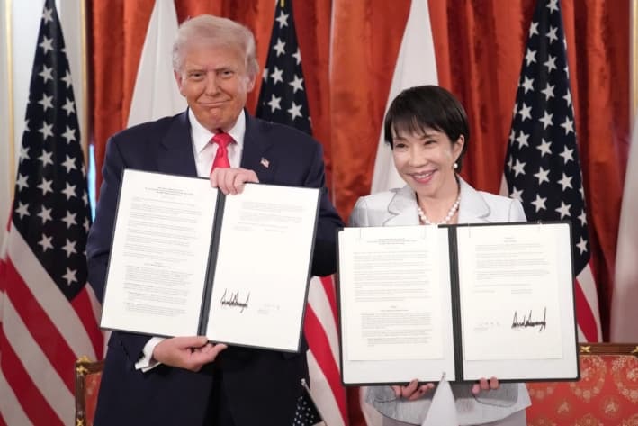 El presidente Donald Trump y la primera ministra japonesa, Sanae Takaichi, sostienen documentos firmados para un acuerdo crucial sobre minerales y tierras raras con Japón durante una reunión en el Palacio de Akasaka, en Tokio, el 28 de octubre de 2025. (Andrew Harnik/Getty Images)
