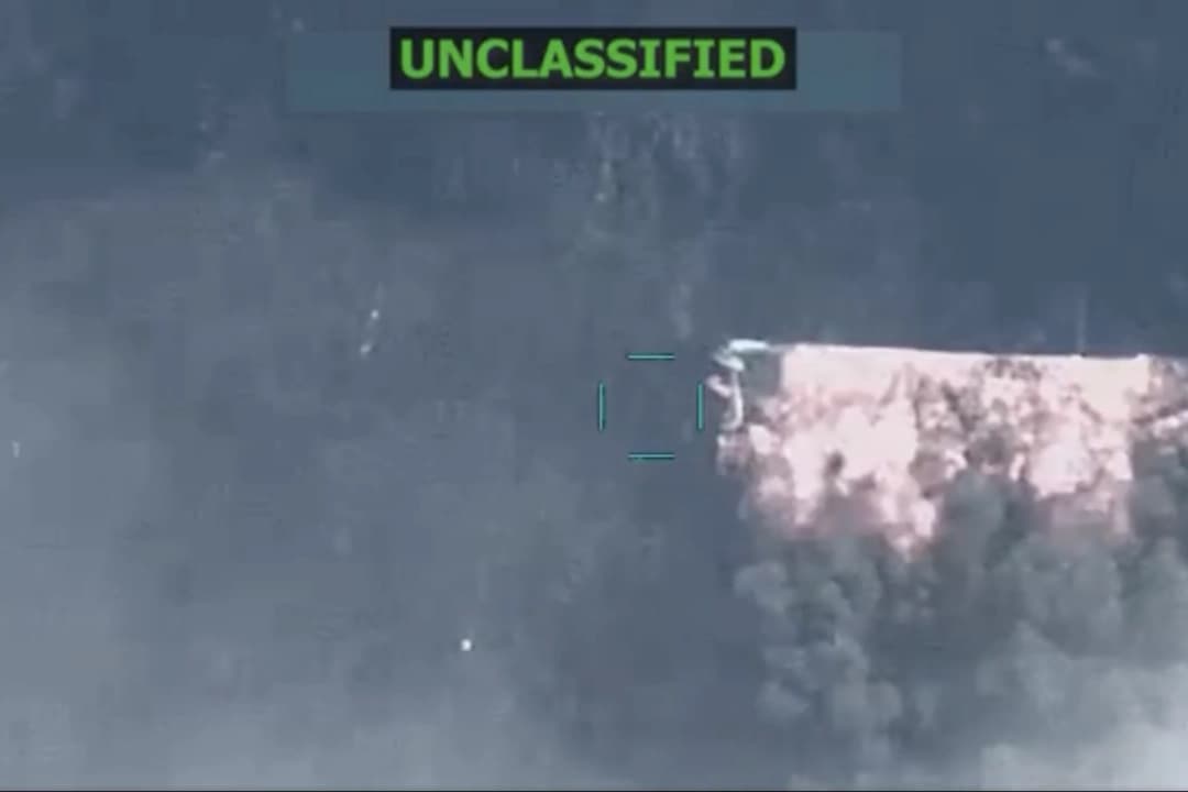 Una imagen de un video publicado en X por el Secretario de Guerra Pete Hegseth que muestra un ataque a un barco narcotraficante en el Pacífico oriental. (@SecWar/X)