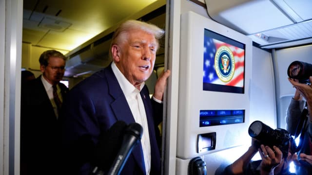 El presidente Trump habla con los periodistas a bordo del Air Force One el 27 de octubre de 2025. (Andrew Harnik/Getty Images).