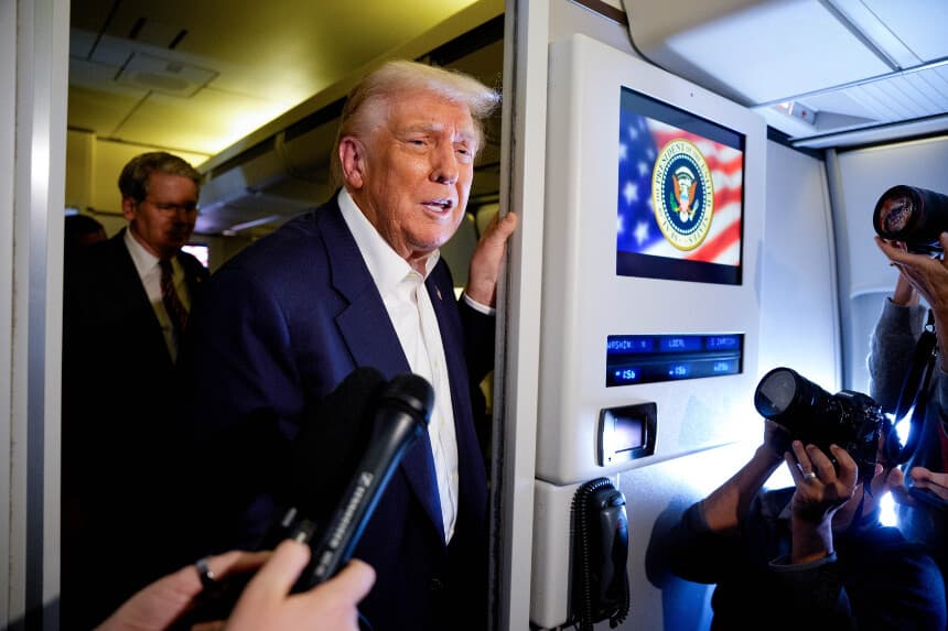El presidente Trump habla con los periodistas a bordo del Air Force One el 27 de octubre de 2025. (Andrew Harnik/Getty Images).