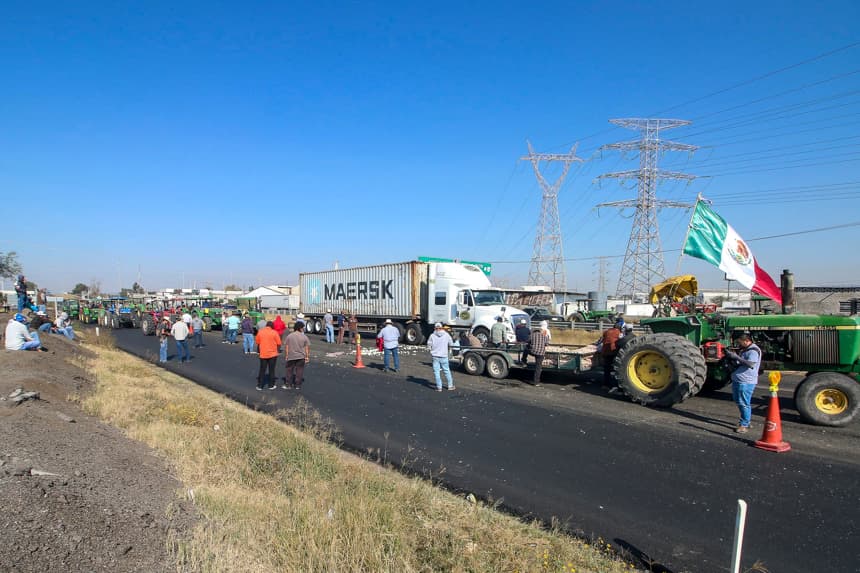Agricultores del estado de Guanajuato bloquean la carretera de cuota León-Aguascalientes este lunes, en León, México. (EFE/Luis Ramírez)