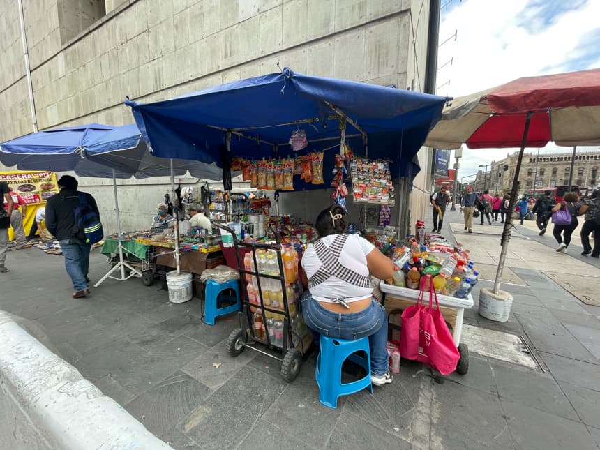 Vendedores ambulantes ofrecen sus productos en una calle de la Ciudad de México (Imagen de archivo. EFE/Isaac Esquivel)