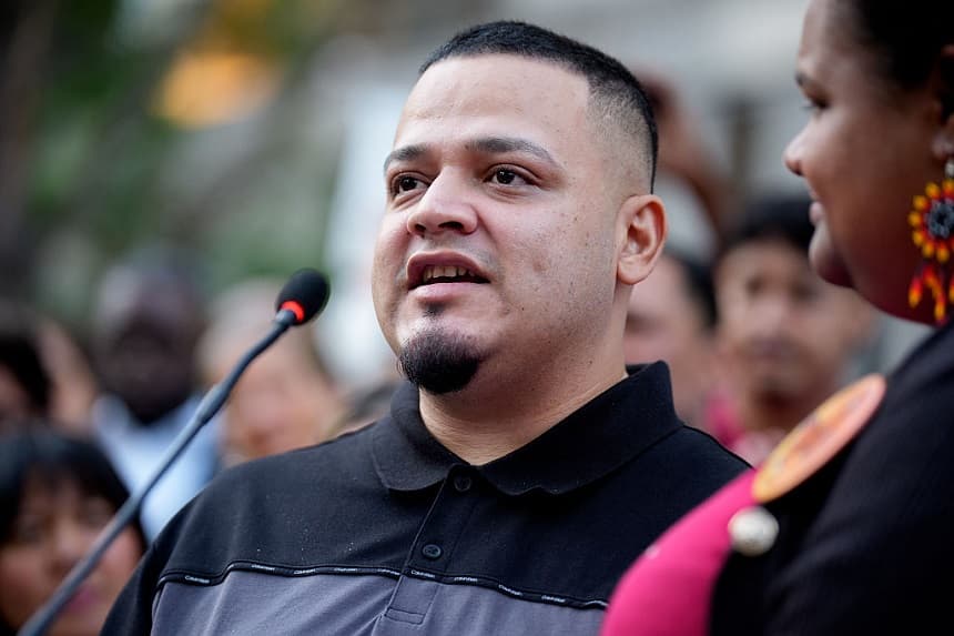 Kilmar Abrego García habla durante una manifestación y vigilia de oración en su honor antes de entrar en una oficina local del Servicio de Inmigración y Control de Aduanas de Estados Unidos (ICE) el 25 de agosto de 2025 en Baltimore, Maryland. (Andrew Harnik/Getty Images)