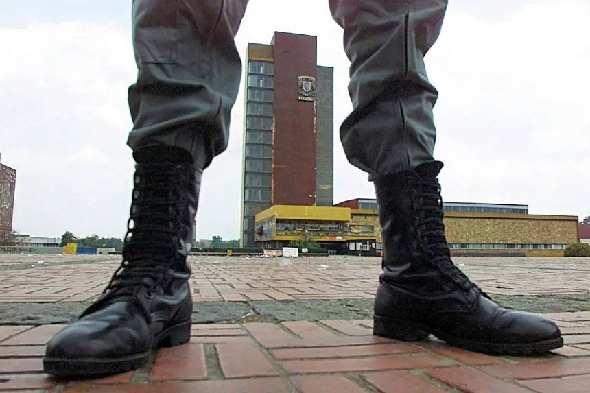 Un policía custodia el frente del edificio de rectoría en las instalaciones de la Universidad Nacional Autónoma de México (UNAM), en Ciudad de Mexico. (JORGE SILVA/AFP via Getty Images)