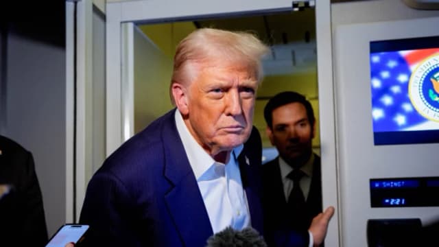 El presidente Donald Trump, acompañado por el secretario de Estado Marco Rubio, responde a una pregunta de un periodista a bordo del Air Force One en vuelo el 27 de octubre de 2025. (Andrew Harnik/Getty Images)