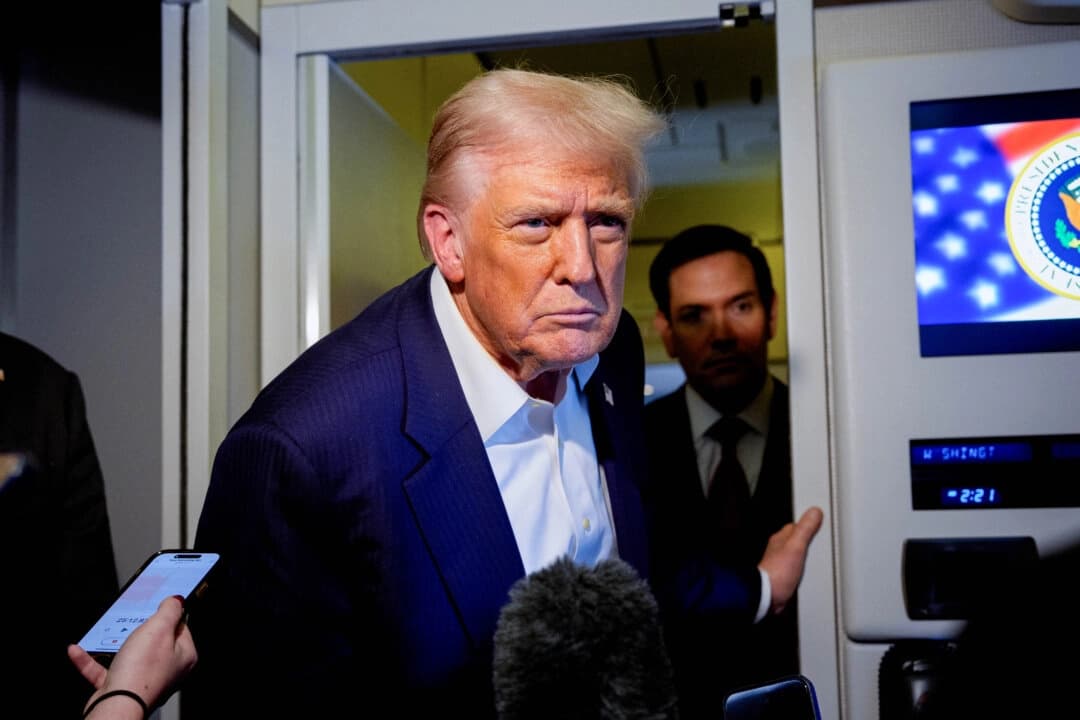El presidente Donald Trump, acompañado por el secretario de Estado Marco Rubio, responde a una pregunta de un periodista a bordo del Air Force One en vuelo el 27 de octubre de 2025. (Andrew Harnik/Getty Images)
