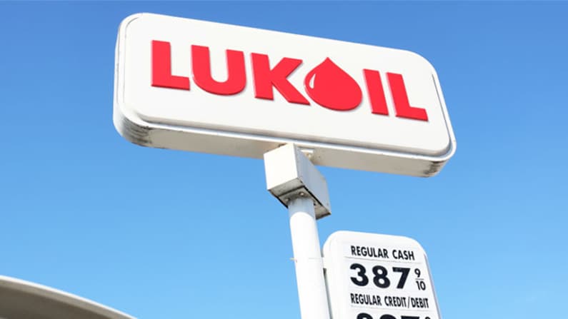 Gigante petrolero ruso Lukoil vende activos internacionales tras sanciones de Trump