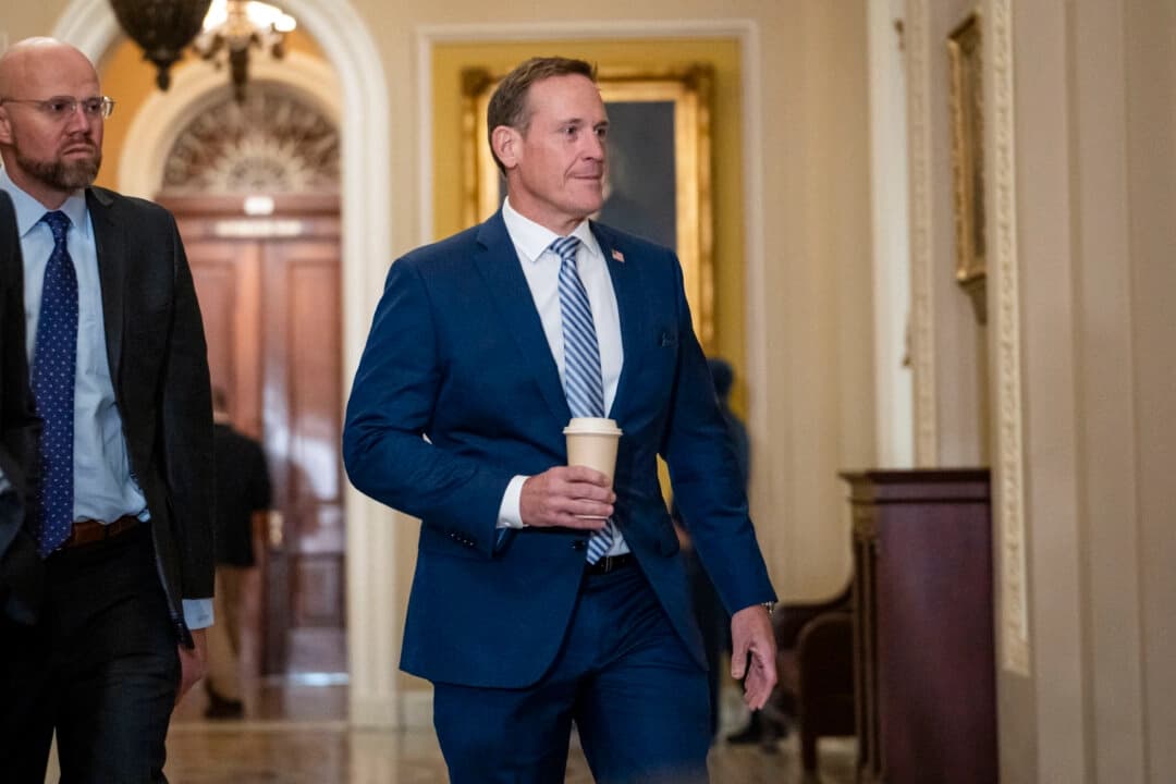 El senador Ted Budd (R-N.C.) antes de las elecciones a la presidencia del Partido Republicano en el Senado, celebradas en Washington el 13 de noviembre de 2024. (Madalina Vasiliu/The Epoch Times).